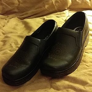 Women's slip resistant clogs